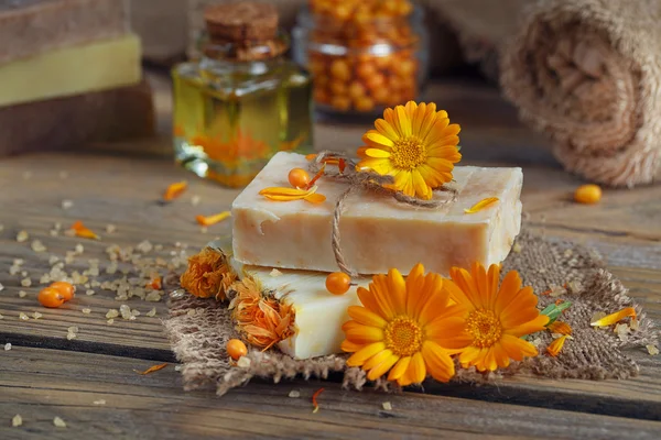 Calendula (pot kadife çiçeği) ve deniz-buck ile doğal el yapımı Sabun
