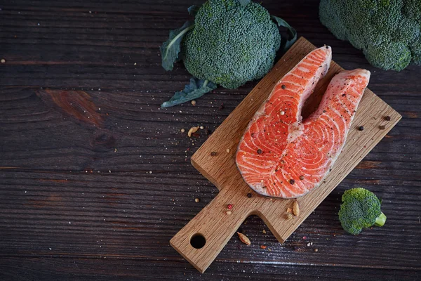 Filete de salmón crudo con sal marina, pimienta y brócoli — Foto de Stock