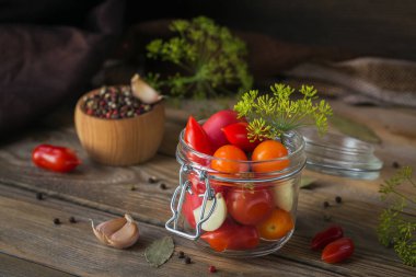 Ev yapımı konserve. Mutfak masasında dereotlu domates turşusu için gerekli malzemeler. Kış için sebze salatası..