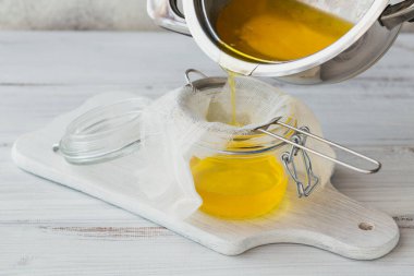Ghee 'nin hazırlığı ya da tereyağı. Sağlıklı yağ diyeti konsepti