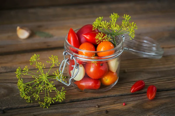Preservação de tomates frescos e em conserva, temperos e alho sobre mesa de madeira. Comida fermentada saudável. Casa produtos hortícolas enlatados. — Fotografia de Stock