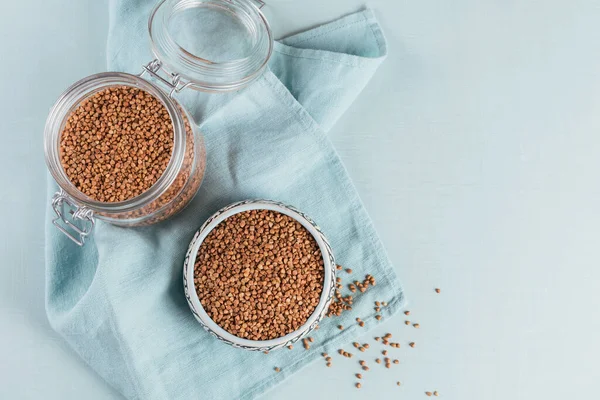 Karabuğday yetişir. Arkaplan dokusu olarak ham karabuğday taneleri.