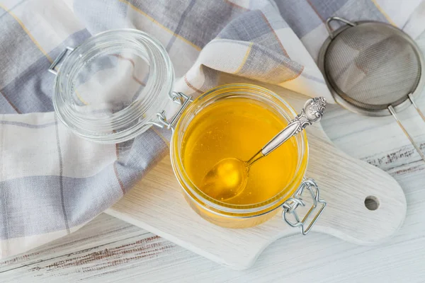 Sağlıklı Yapımı Ghee Beyaz Ahşap Masada Kavanozda Tereyağı Sağlıklı Ayurveda — Stok fotoğraf