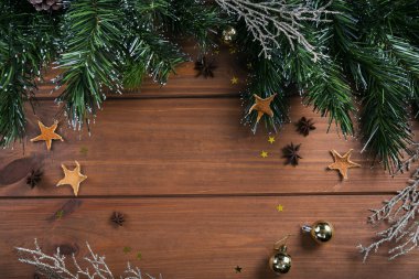 Noel kompozisyonu. Hediyeler, köknar ağacı dalları, ahşap arka planda mavi süslemeler. Noel, kış, yeni yıl tatili konsepti. Düz konum, üst görünüm, kopyalama alanı