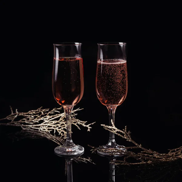 Deux Verres Champagne Rose Décoration Noël Nouvel Sur Fond Noir — Photo