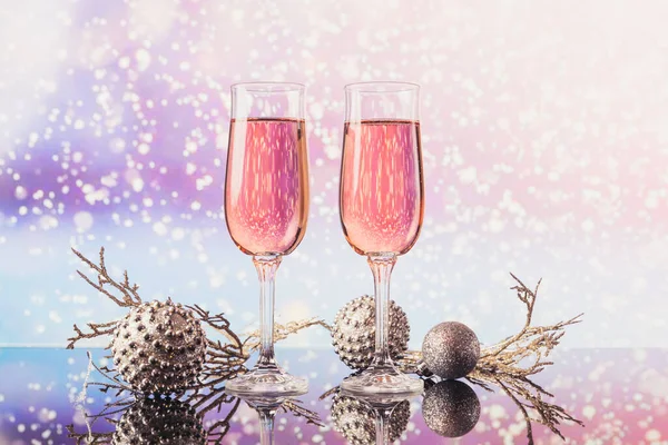 Dos Copas Champán Rosa Decoración Navidad Año Nuevo Con Bokeh —  Fotos de Stock