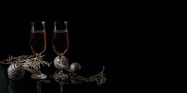 Två Glas Rosé Champagne Och Jul Eller Nyår Dekoration Svart — Stockfoto