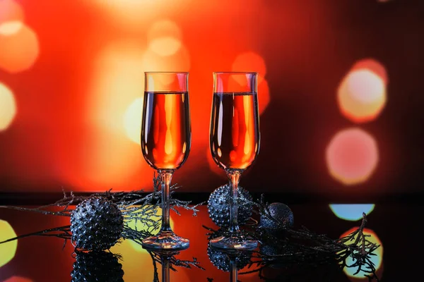 Δύο Ποτήρια Σαμπάνια Τριαντάφυλλο Και Διακόσμηση Χριστουγέννων Πρωτοχρονιάς Χρυσό Φως — Φωτογραφία Αρχείου
