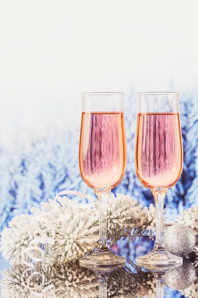 Dos Copas Champán Rosa Decoración Navidad Año Nuevo Con Bokeh —  Fotos de Stock