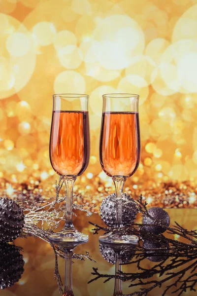 Dos Copas Champán Rosa Decoración Navidad Año Nuevo Con Bokeh —  Fotos de Stock