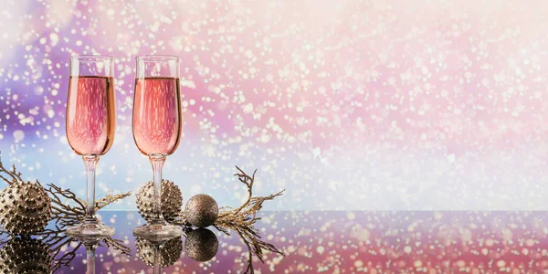 Dois Copos Champanhe Rosa Decoração Natal Ano Novo Com Bokeh — Fotografia de Stock