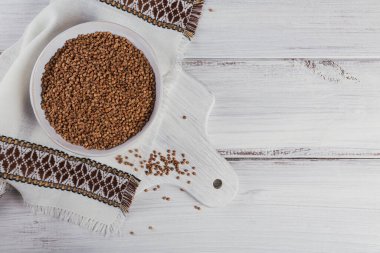 Karabuğday harika görünüyor. Arkaplan dokusu olarak ham karabuğday taneleri.