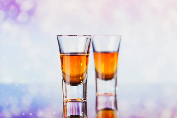 Två Glas Whisky Eller Bourbon Med Juldekoration Ljus Bokeh Bakgrund — Stockfoto