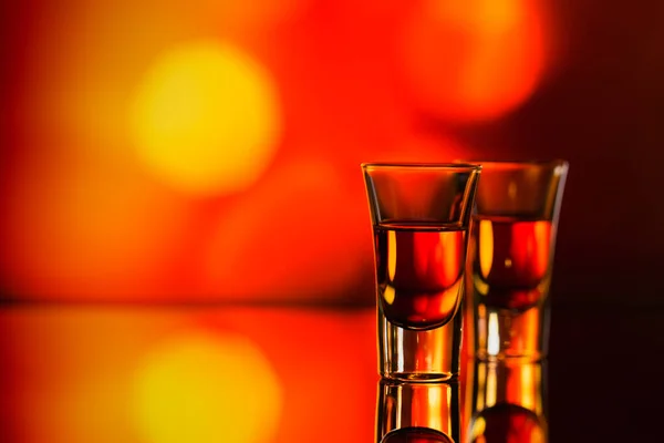 Dois Copos Uísque Bourbon Fundo Vermelho Conceito Humor Uísque — Fotografia de Stock