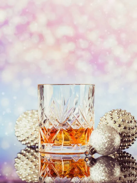 Två Glas Whisky Eller Bourbon Med Juldekoration Ljus Bokeh Bakgrund — Stockfoto