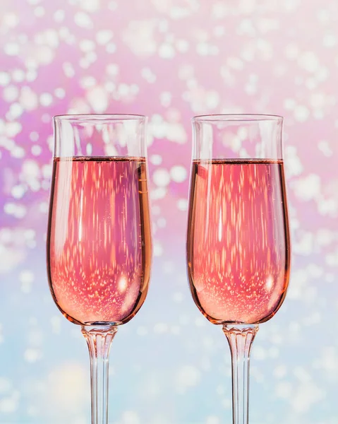 Два Бокала Розового Шампанского Легким Снежным Боке Качестве Фона Романтический — стоковое фото
