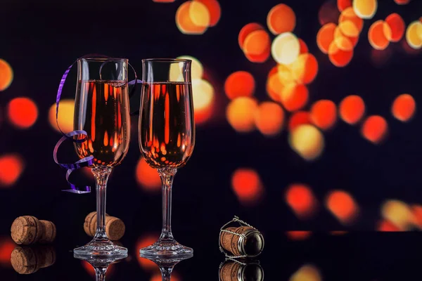 Δύο Ποτήρια Σαμπάνια Τριαντάφυλλο Και Διακόσμηση Χριστουγέννων Πρωτοχρονιάς Χρυσά Φώτα — Φωτογραφία Αρχείου