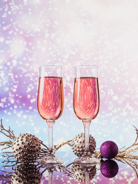Dos Copas Champán Rosa Decoración Navidad Año Nuevo Con Bokeh —  Fotos de Stock