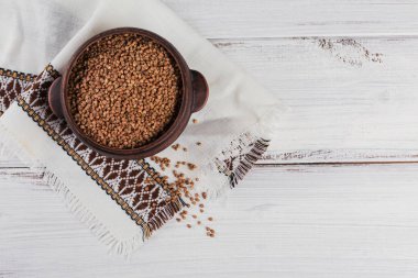 Karabuğday harika görünüyor. Arkaplan dokusu olarak ham karabuğday taneleri.