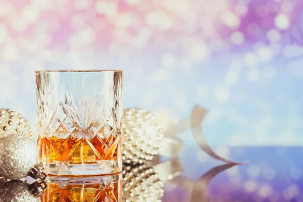 Två Glas Whisky Eller Bourbon Med Juldekoration Ljus Bokeh Bakgrund — Stockfoto