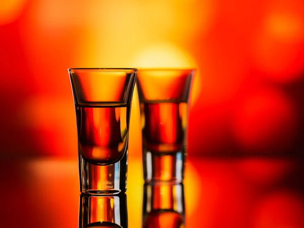 Zwei Gläser Whiskey Oder Bourbon Auf Rotem Bokeh Hintergrund Whiskey — Stockfoto