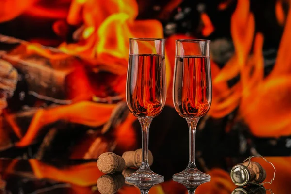 Δύο ποτήρια σαμπάνια τριαντάφυλλο και διακόσμηση Χριστουγέννων ή Πρωτοχρονιάς με ένα χρυσό φως bokeh στο παρασκήνιο. Ρομαντικό δείπνο. Έννοια χειμερινών διακοπών. — Φωτογραφία Αρχείου