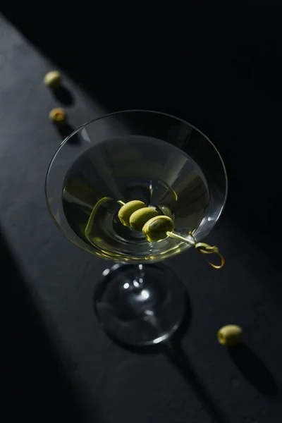 Glas Klassischer Trockener Martini Cocktail Mit Oliven Auf Dunklem Steintisch — Stockfoto