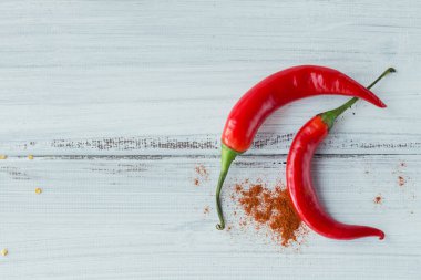Beyaz ahşap masa üzerinde taze kırmızı biber karışımı. Yemek pişirmek için baharatlar. Yemek pişirmek için baharat..