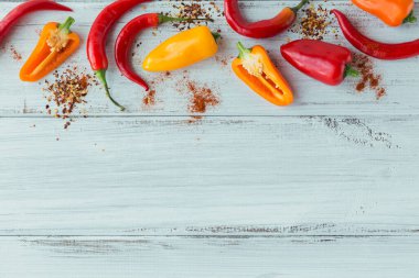 Hafif arka planda çeşitli biber ve baharatlar. Yiyecek için baharatlar. Yemek pişirmek için ev yapımı baharatlar.