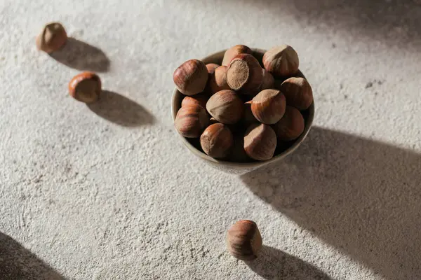 Mucchio Nocciole Nocciola Una Ciotola Uno Sfondo Bianco Noci Fresche — Foto Stock