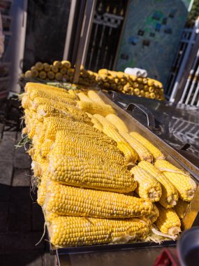 Tatlı mısır haşlanmaya hazır ve ızgara da sokakta satılmaya hazır. Sokak yemeği. Patlamış mısır yanıyor..