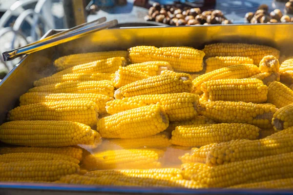 Ferveu Milho Doce Venda Rua Comida Rápida Rua Milho Cozido — Fotografia de Stock