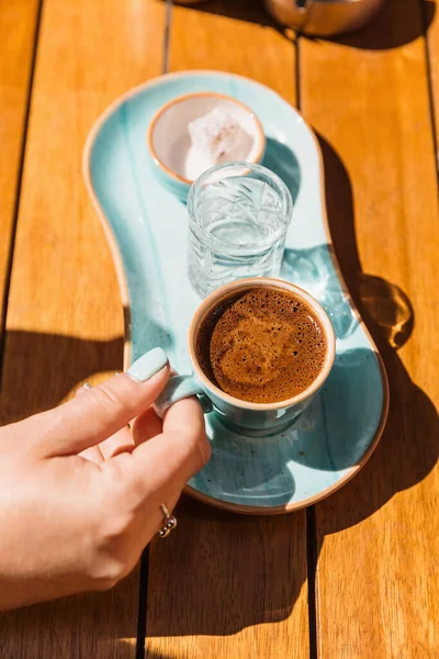 Ένα Φλιτζάνι Ζεστό Μαύρο Τούρκικο Καφέ Μπλε Κύπελλο Στα Χέρια — Φωτογραφία Αρχείου