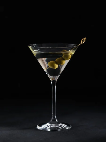 Verre Cocktail Martini Sec Classique Aux Olives Sur Table Pierre — Photo