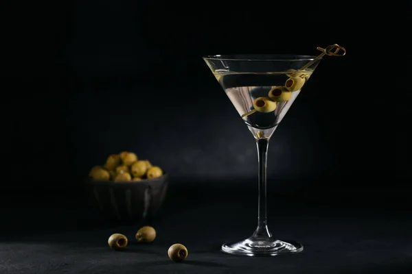 Glas Des Klassischen Trockenen Martini Cocktails Mit Oliven Auf Dunklem — Stockfoto