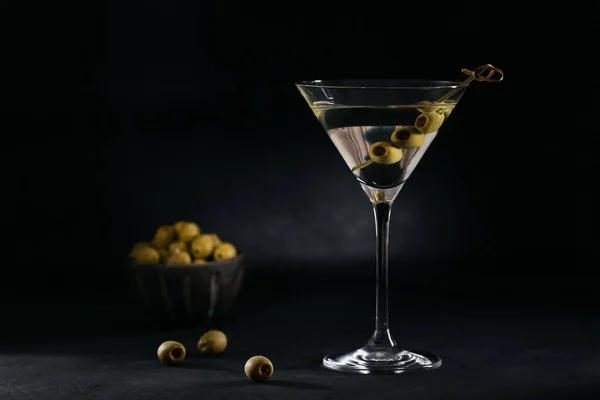 Glas Klassiska Torra Martini Cocktail Med Oliver Mörk Sten Bord — Stockfoto