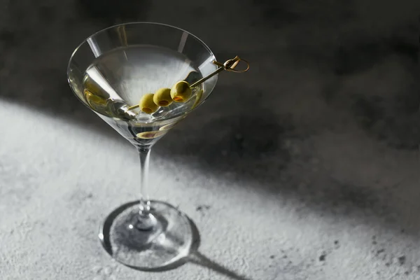 Ένα Ποτήρι Κλασικό Dry Martini Κοκτέιλ Ελιές Γκρι Φόντο Πέτρα — Φωτογραφία Αρχείου