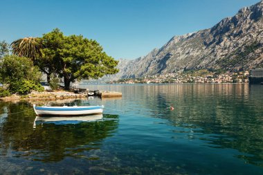 Yat limanında, denizde, dağlarda, mavi gökyüzünde tekneleri olan renkli bir manzara. Karadağ 'ın Kotor Körfezi' nin üst manzarası