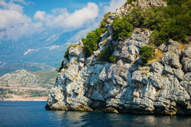 Gri kaya adasının deniz manzarası. Budva Riviera, Karadağ