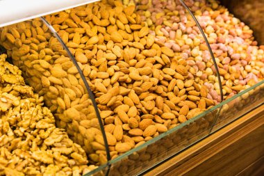 Doğu baharat pazarında farklı fıstıklara yakın çekim. Badem ve ceviz. Türkiye