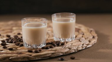 Kısa bardakta İrlanda kremalı likör ya da kahve çekirdekli kahve likörü. Sızlanan tatil süslemeleri