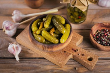 Turşu tabağı, ahşap arka planda salatalık turşusu. Temiz yemek, vejetaryen yemek konsepti