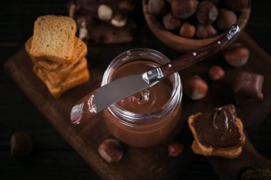 Kahvaltıda fındıklı çikolatalı tost..