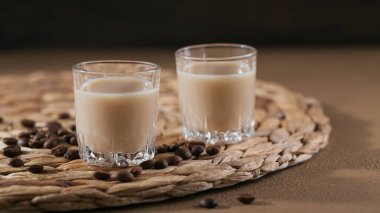 Kısa bardakta İrlanda kreması mı yoksa kahve çekirdekli kahve likörü mü?