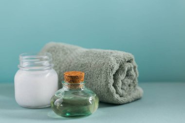 Açık mavi arka planda doğal organik hindistan cevizi yağı kozmetik vücut losyonu bileşimi