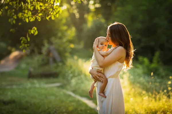 Jeune Belle Mère Joue Avec Son Enfant Plein Air — Photo