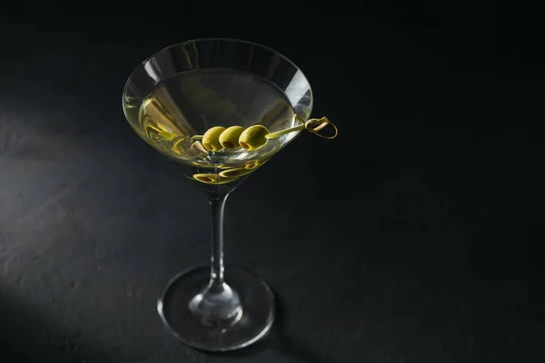 Glas Klassisk Dry Martini Cocktail Med Oliven Mørkt Stenbord Sort - Stock-foto