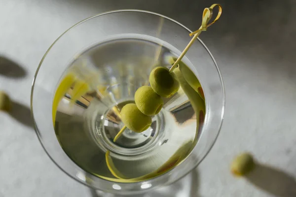 Glas Klassischer Trockener Martini Cocktail Mit Oliven Auf Grauem Hintergrund — Stockfoto