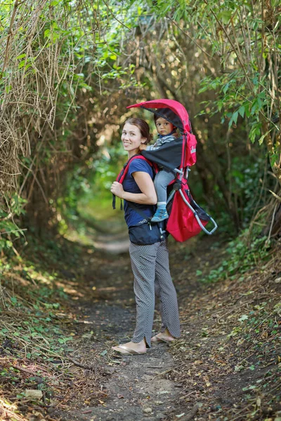 Madre Con Bambino Zaino Trasportino Sta Camminando Nella Foresta Turista — Foto Stock