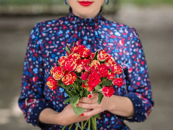 Zblízka Kytice Květin Elegantní Nepoznatelná Žena Držící Hromadu Rudých Růží — Stock fotografie